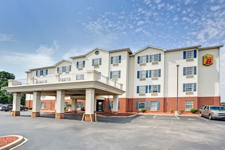 Super 8 by Wyndham Louisville/Expo Center