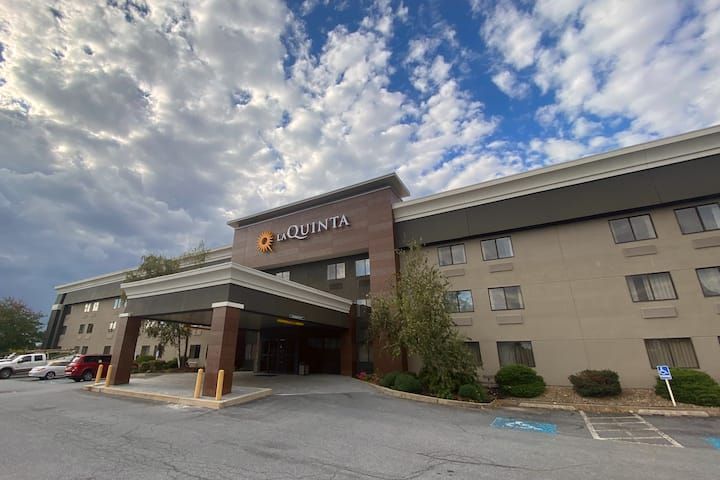 La Quinta Inn & Suites Harrisburg Airport Hershey