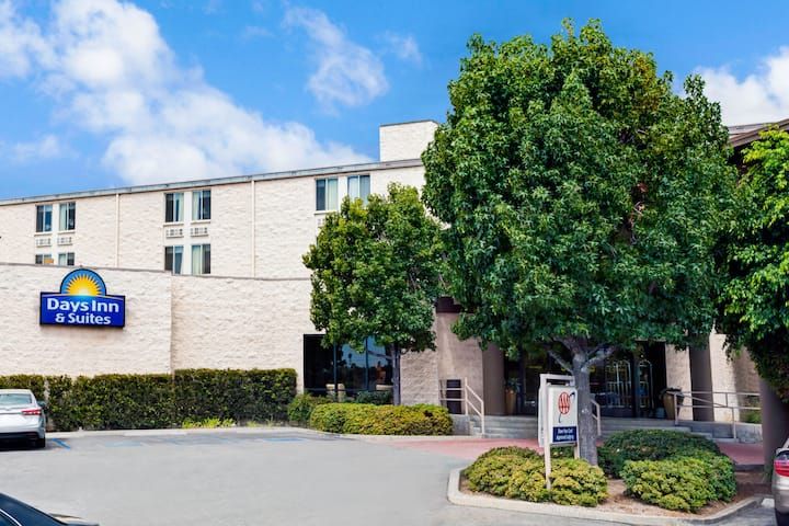 Days Inn & Suites