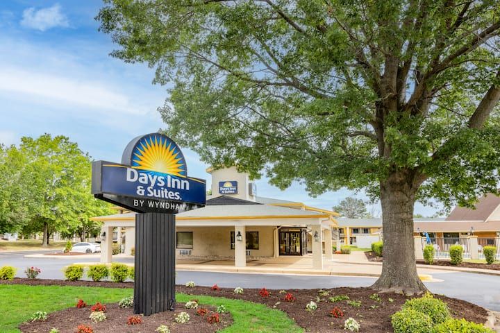 Days Inn and Suites Williamsburg Colonial