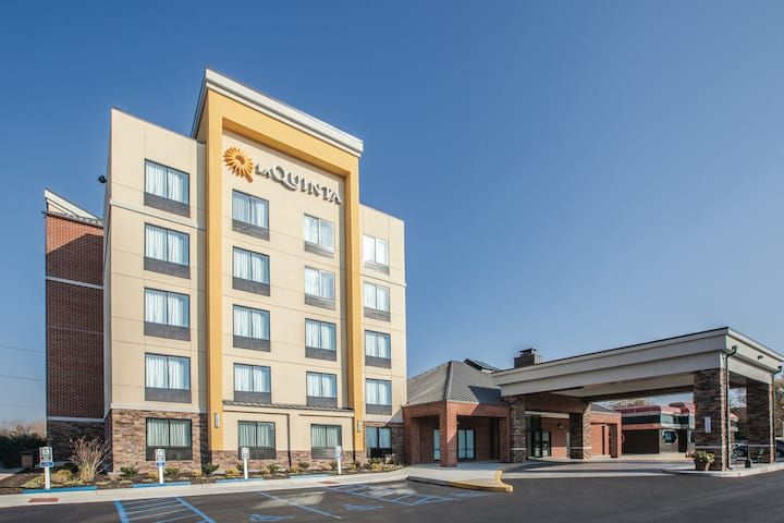 La Quinta Inn & Suites Philadelphia Airport