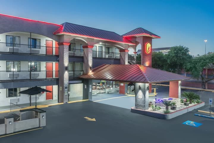 Super 8 Austin/University/Downtown