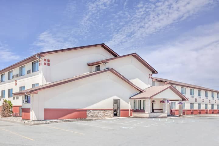 Super 8 Montgomery Maybrook