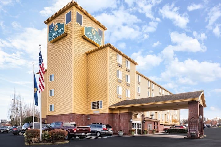 La Quinta Inn & Suites