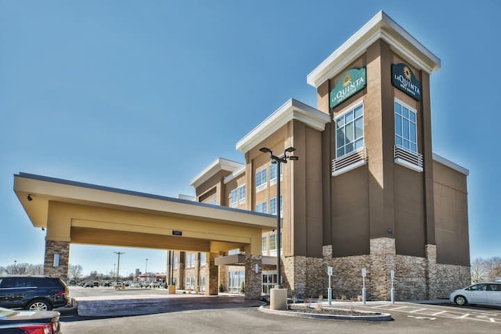 La Quinta Inn & Suites