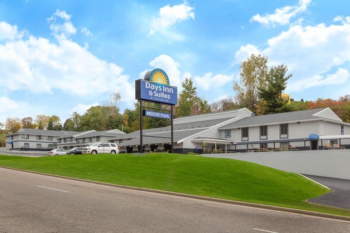 Days Inn & Suites Wisconsin Dells