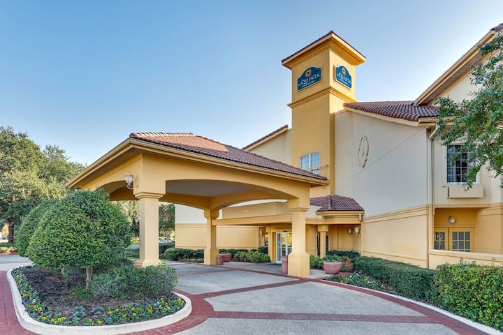 La Quinta Inn & Suites