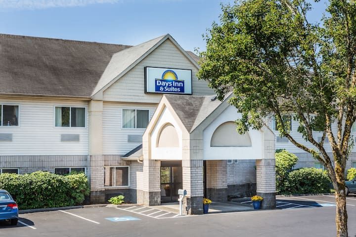 Days Inn & Suites