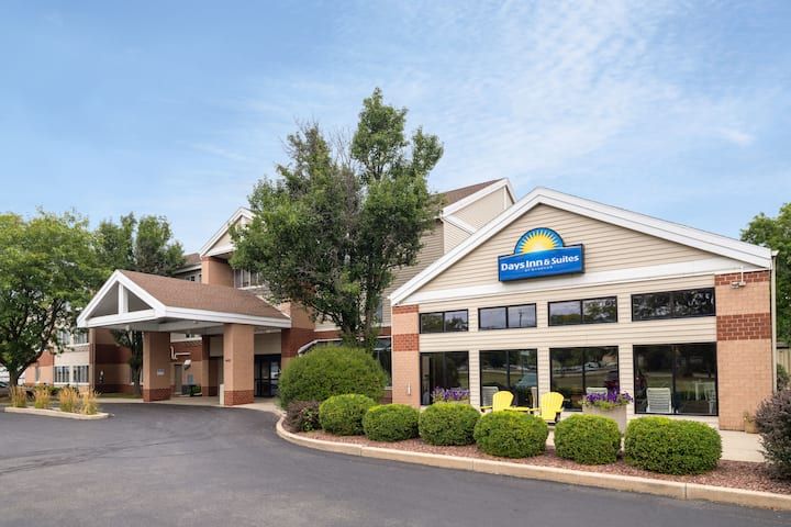 Days Inn & Suites by Wyndham Madison