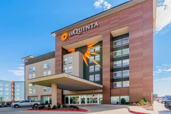 La Quinta Inn & Suites