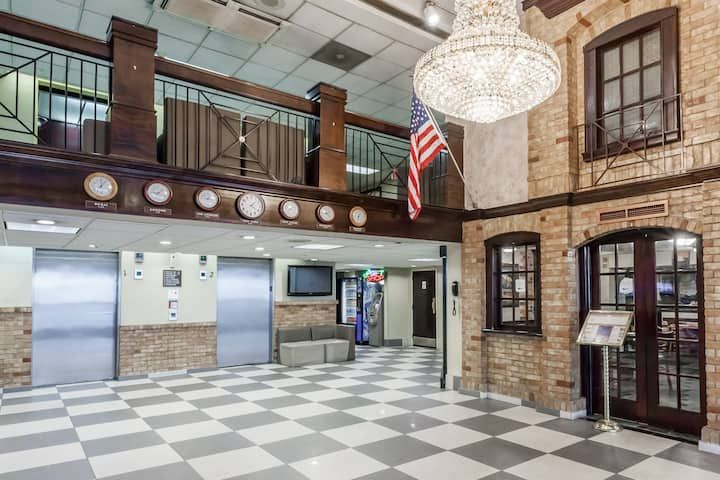 Howard Johnson by Wyndham Newark Airport