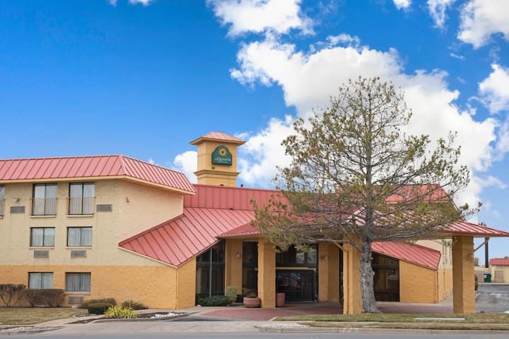 La Quinta Inn & Suites