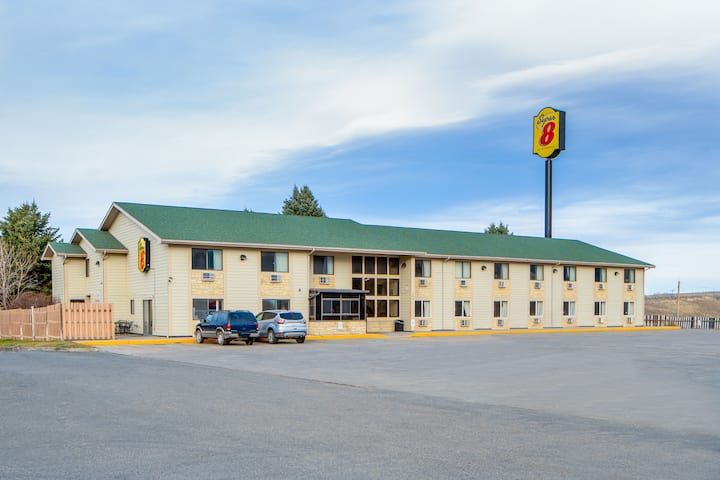 Super 8 by Wyndham Livingston