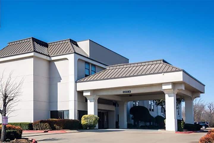 Days Inn by Wyndham Fort Worth North / Fossil Creek