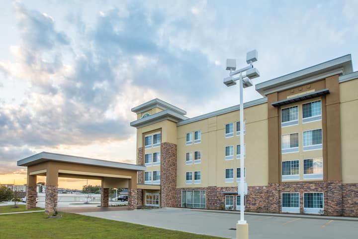 La Quinta Inn & Suites