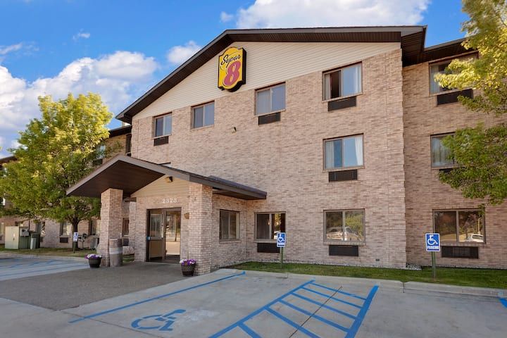 Super 8 by Wyndham Mt. Pleasant