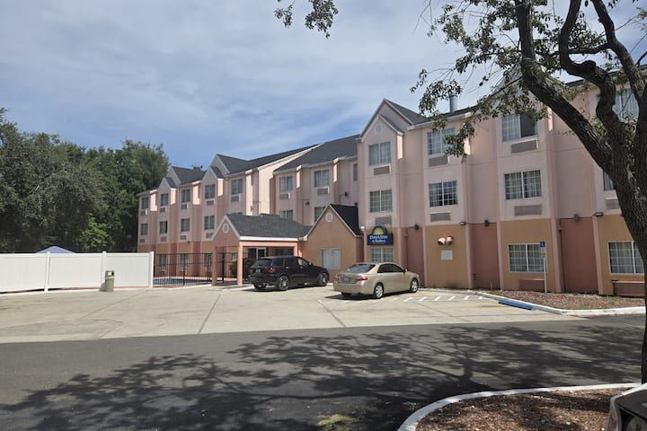 Days Inn & Suites by Wyndham Tampa / Raymond James Stadium