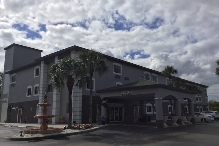 Days Inn & Suites Bonita Springs North Naples