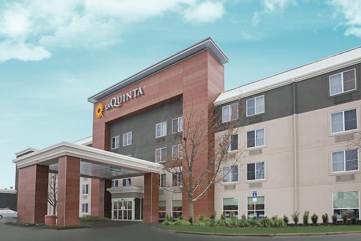 La Quinta Inn & Suites Detroit Utica