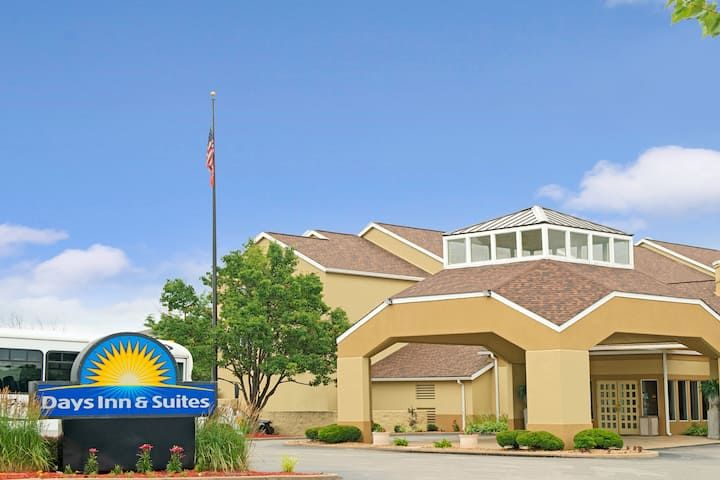 Days Inn and Suites by Wyndham St Louis/Westport Plaza