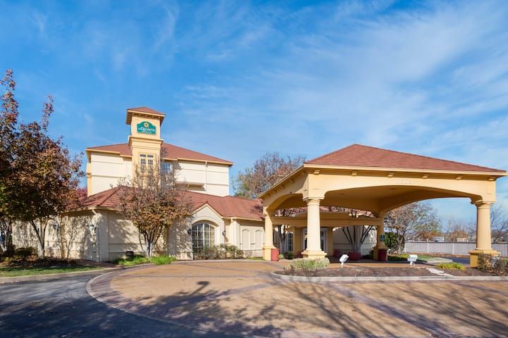 La Quinta Inn & Suites by Wyndham