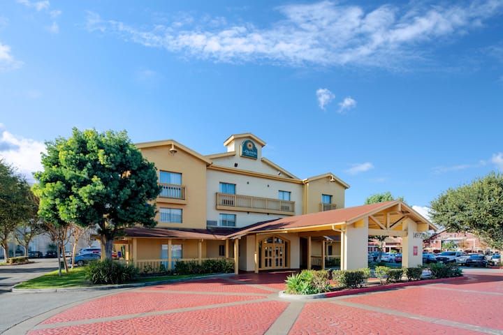 La Quinta Inn & Suites