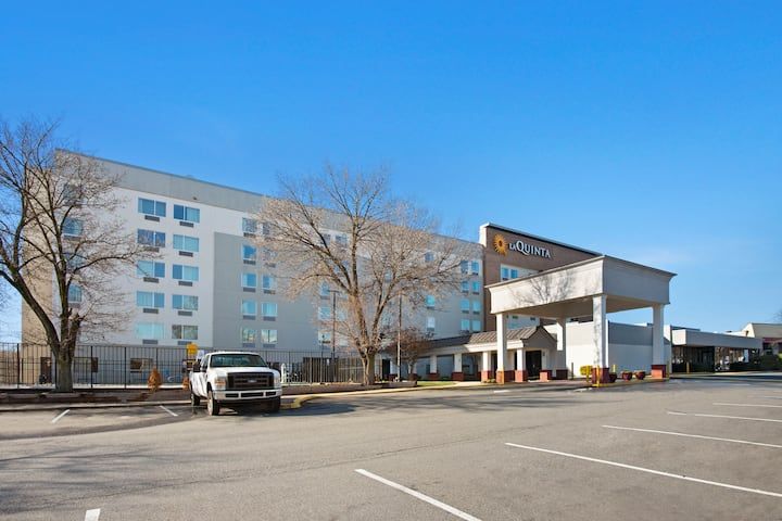 La Quinta Inn & Suites