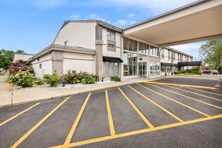 Days Inn & Suites Columbus East Airport