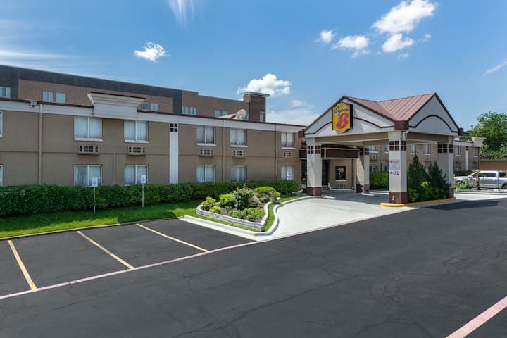 Super 8 by Wyndham Grand Prairie North