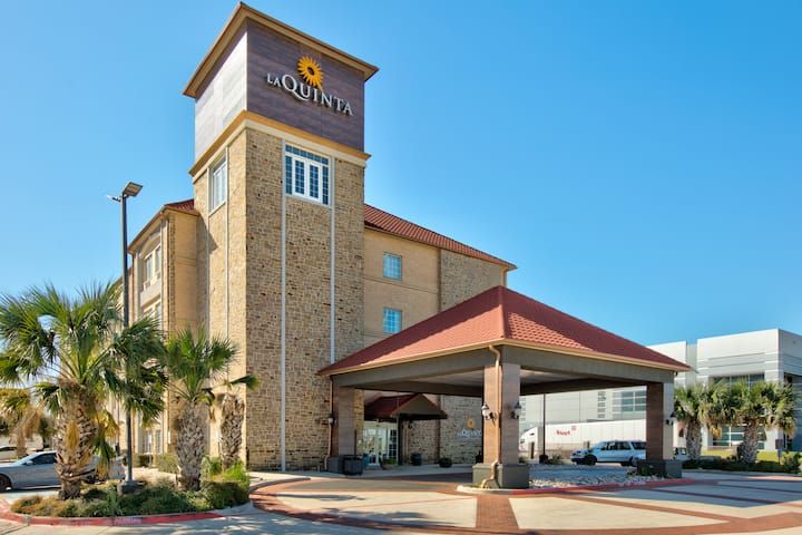 La Quinta Inn & Suites