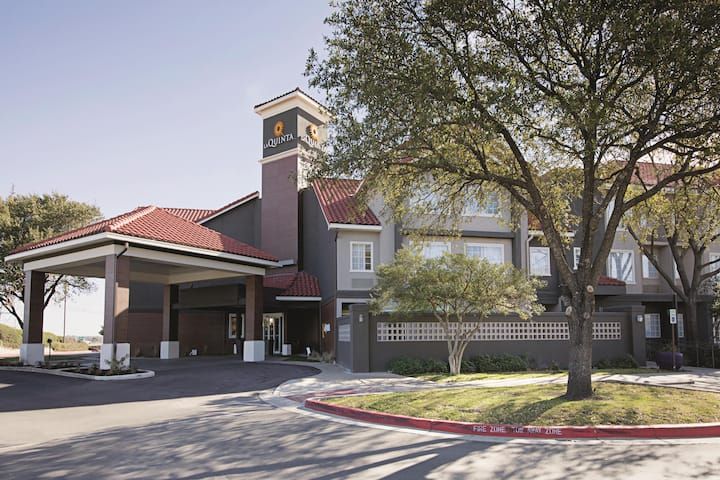 La Quinta Inn & Suites