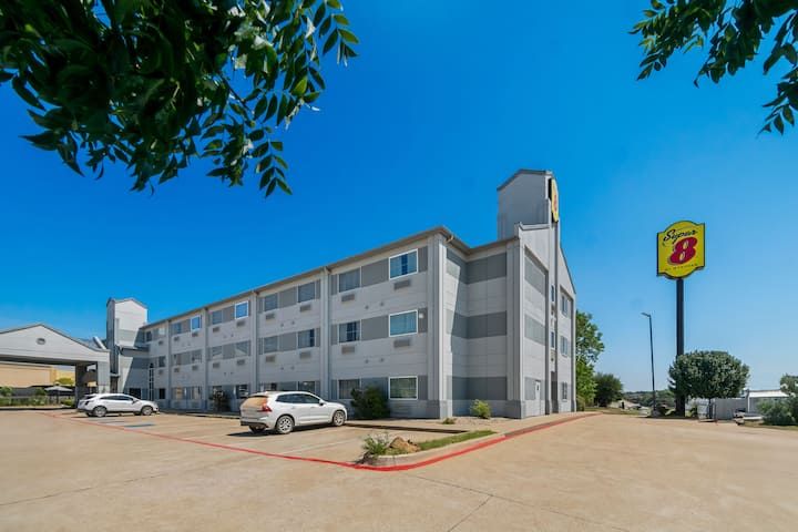 Super 8 by Wyndham Weatherford