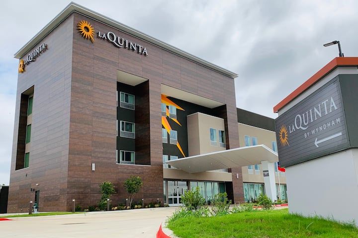 La Quinta Inn & Suites
