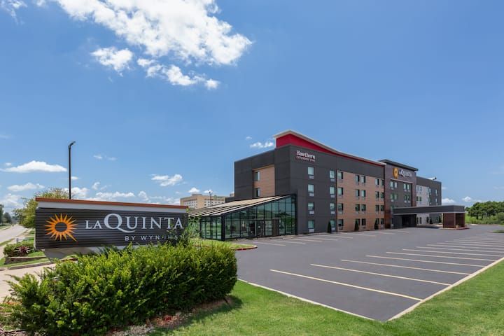 La Quinta Inn & Suites