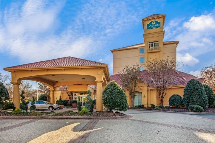 La Quinta Inn & Suites