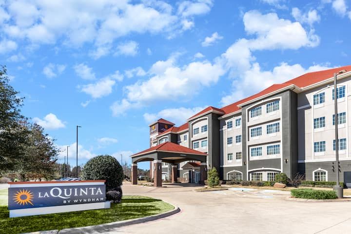 La Quinta Inn & Suites