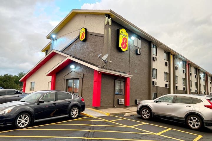 Super 8 by Wyndham Cedar Rapids