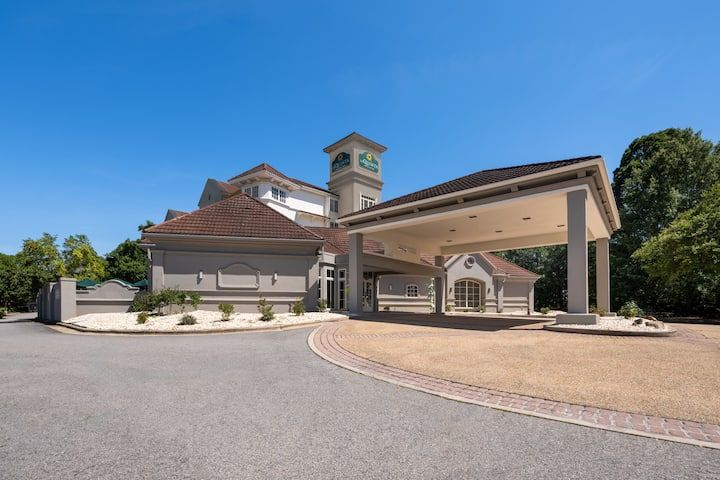 La Quinta Inn & Suites Raleigh Cary
