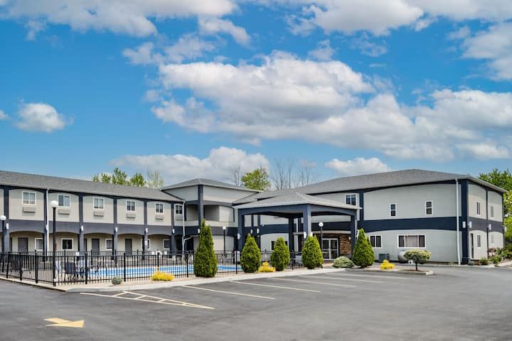 Days Inn &Suites by Wyndham Niagara Falls