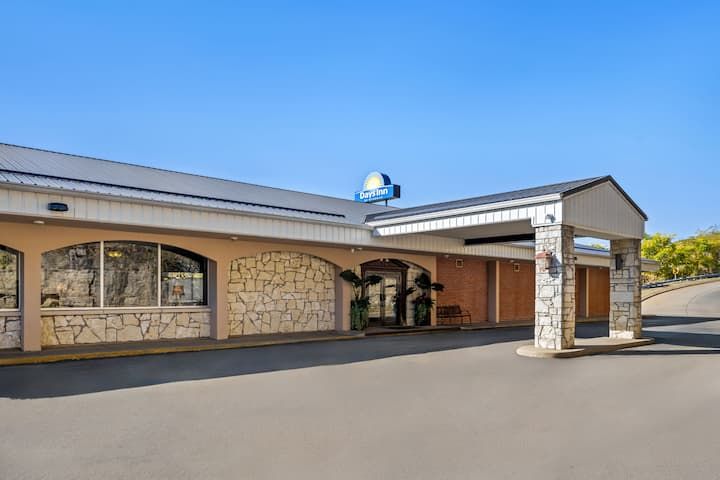Days Inn by Wyndham Dubuque