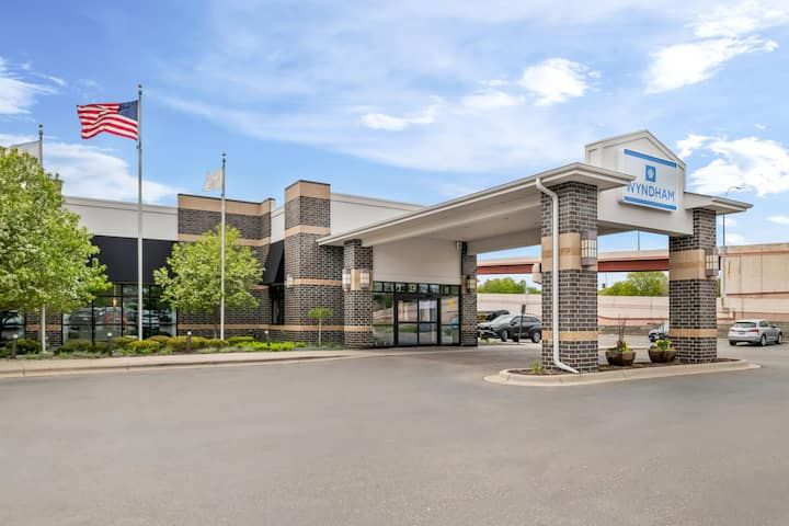 Wyndham Bloomington Hotel