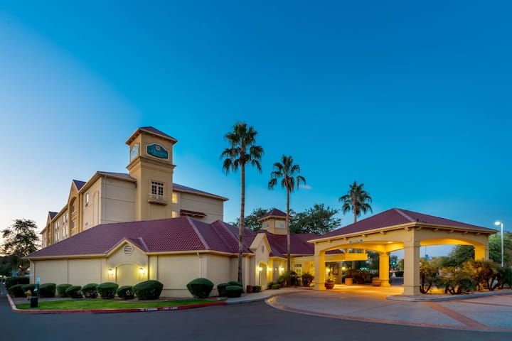 La Quinta Inn & Suites Phoenix West Peoria