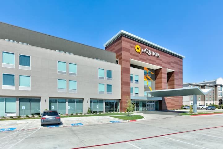 La Quinta Inn & Suites