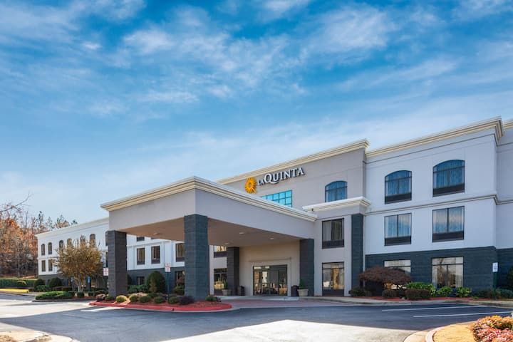 La Quinta Inn & Suites