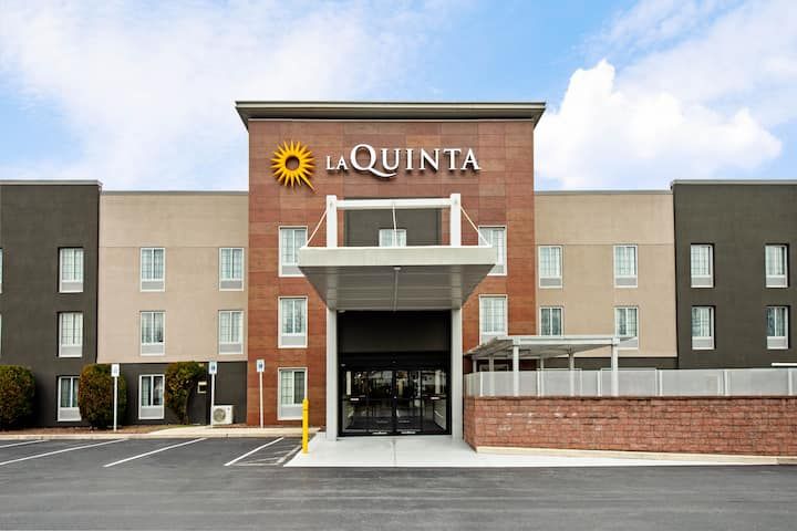 La Quinta Inn & Suites