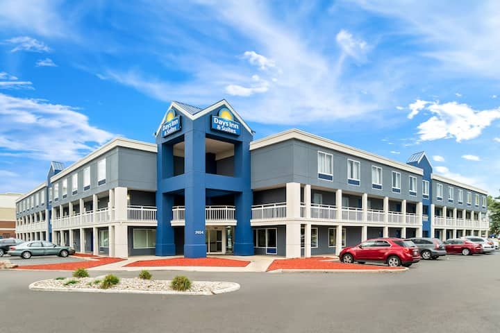 Days Inn & Suites by Wyndham Warren