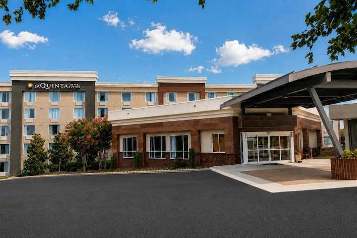 La Quinta Inn & Suites
