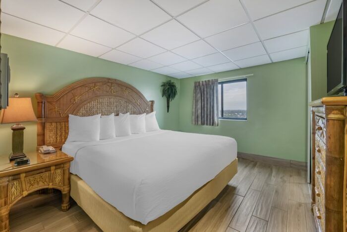 Tropical Winds Oceanfront Hotel