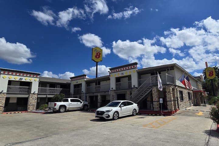 Super 8 by Wyndham McAllen/Downtown/La Plaza Mall