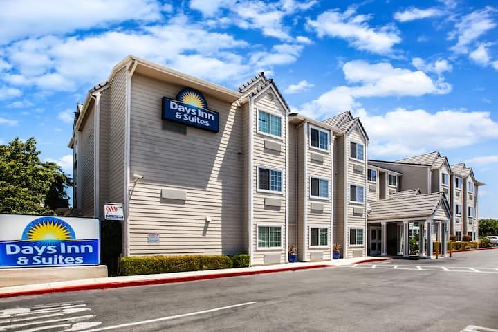 Days Inn & Suites by Wyndham Antioch